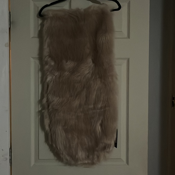 Faux Fur Stole - Picture 2 of 3